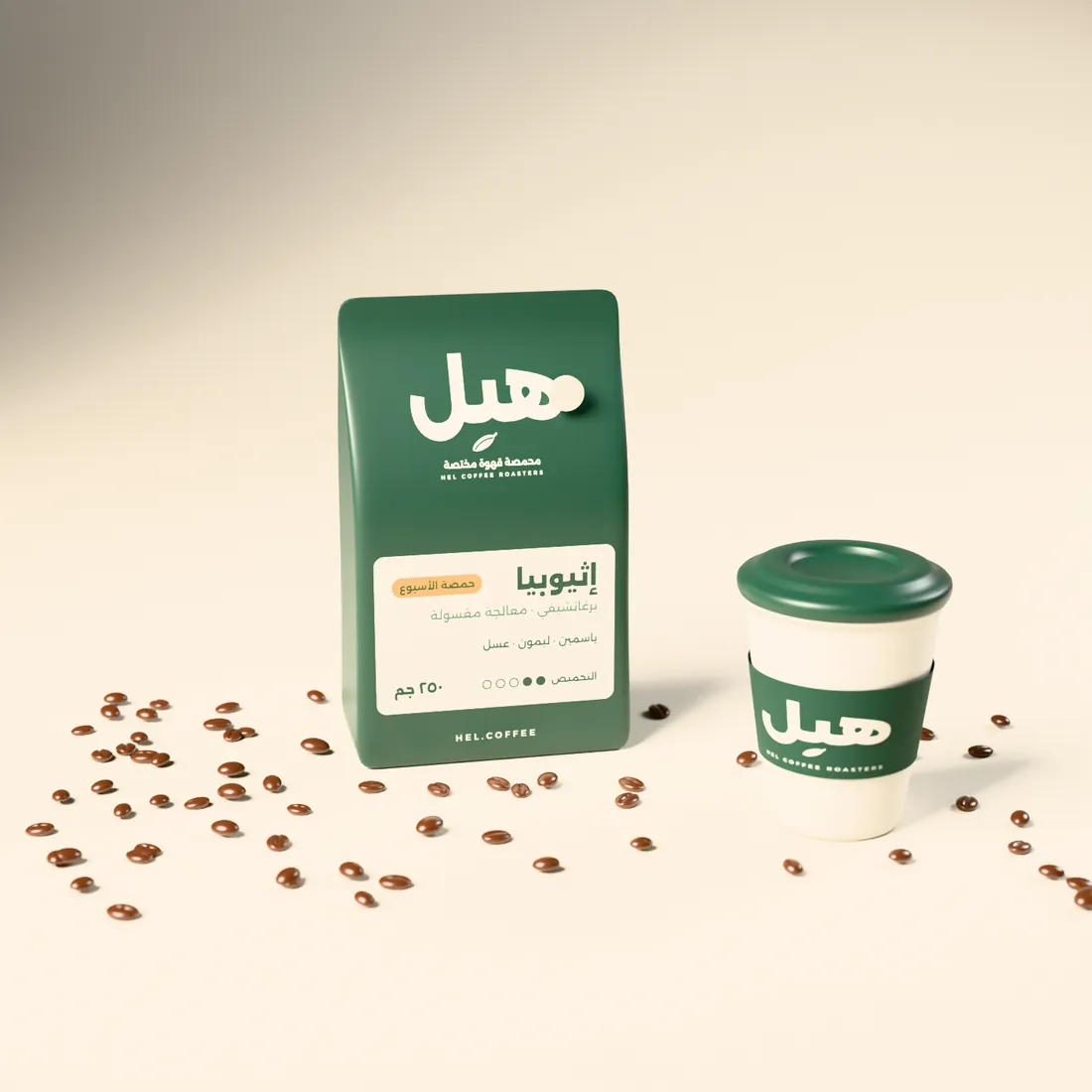 كيس بن «هيل» إثيوبيا مع كوب وحبوب قهوة.